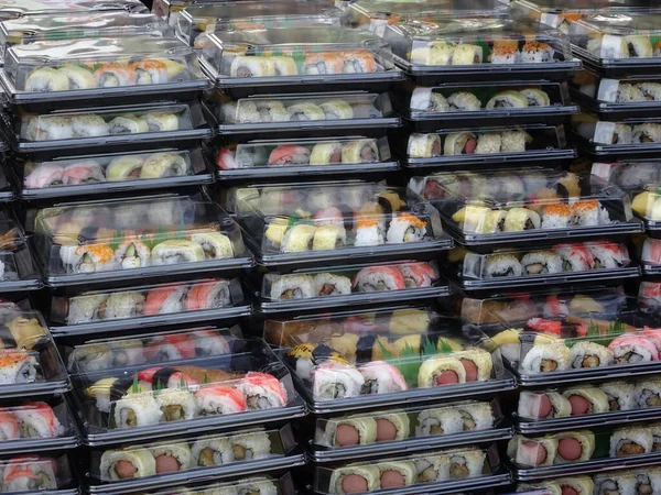 Sushi Uspořádán Plastových Kontejnerech Umístěn Stohování — Stock fotografie