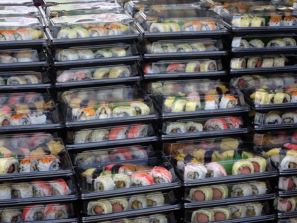 Sushi Είναι Τοποθετημένα Πλαστικά Δοχεία Και Τοποθετούνται Στοίβαγμα — Φωτογραφία Αρχείου