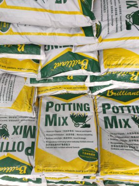 SHAH ALAM, MALAYSIA - 5 Temmuz 2020: Satılık çuvallarda tarım gübresi. Bu tür gübreler çiftçilerin kullanmasını kolaylaştırmak için mineraller ve toprakla karıştırılmıştır..