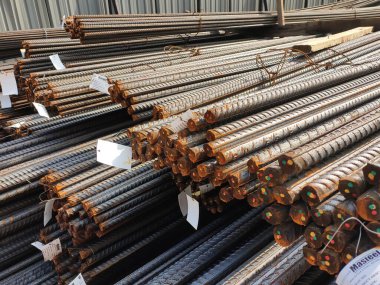 SHAH ALAM, MALAYSIA -EKİM 2, 2020: İnşaat alanında yeni çelik takviye çubukları. Fabrika düzenine ve malzeme özelliklerine göre etiketlenmiş..