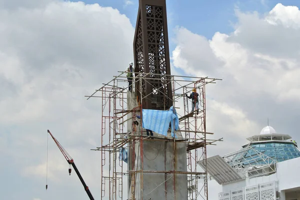 Malacca Malaysia Maart 2020 Bouwvakkers Die Hoogte Werken Installeren Betonbalken — Stockfoto