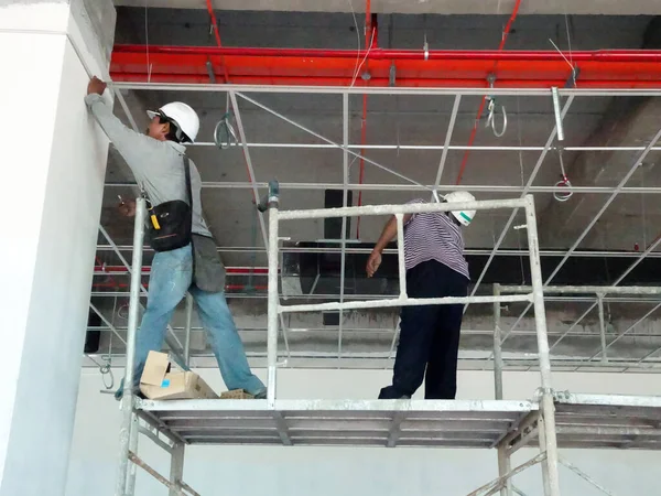 Malacca Malaysia 2020年3月2日 高さで作業する建設労働者が建設現場に鉄筋を設置する ハーネスなどの安全装置が付属しています — ストック写真