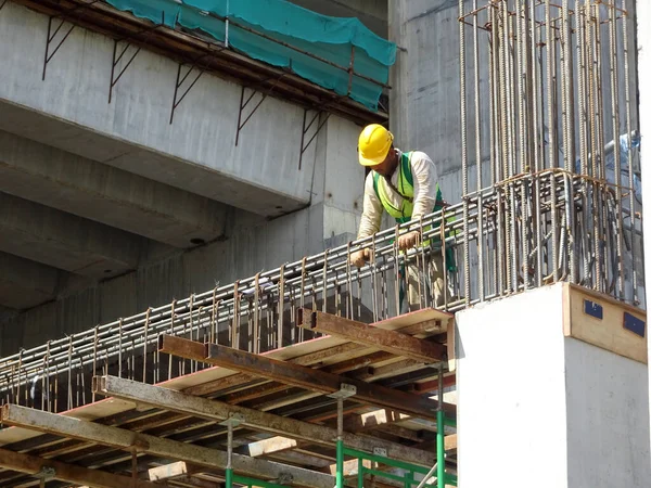 Malacca Malaisie Mars 2020 Les Travailleurs Construction Travaillant Hauteur Installent — Photo