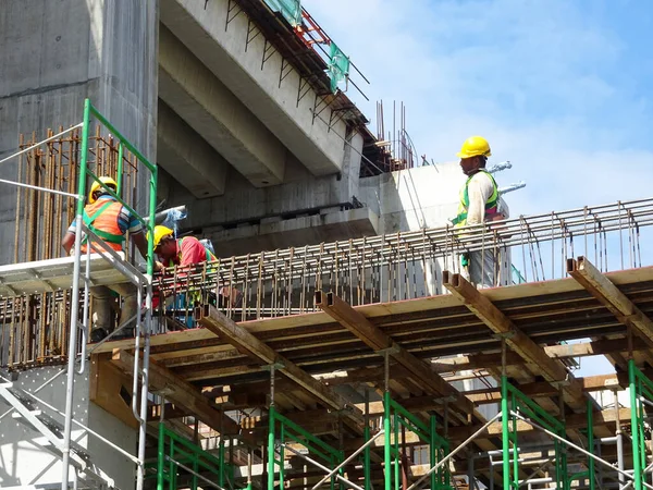 Malacca Malaysia Maart 2020 Bouwvakkers Die Hoogte Werken Installeren Betonbalken — Stockfoto