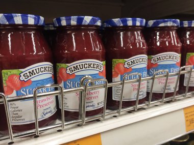 SEREMBAN, MALAYSIA - 16 Mart 2020: Bir süpermarkette çeşitli meyve reçelleri sergilenmektedir. Müşterilere kolaylık sağlamak için tipine göre ayrılmış. Etiketli etiket. 