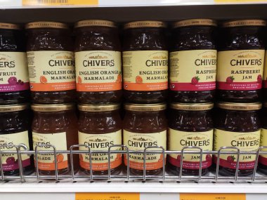 SEREMBAN, MALAYSIA - 16 Mart 2020: Bir süpermarkette çeşitli meyve reçelleri sergilenmektedir. Müşterilere kolaylık sağlamak için tipine göre ayrılmış. Etiketli etiket. 