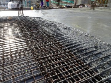 Soğuk beton. İnşaat alanındaki eski ve yeni beton arasındaki beton eklem. Gelecekte potansiyel sızıntı olması için eklem düzgünce yapılmalı..