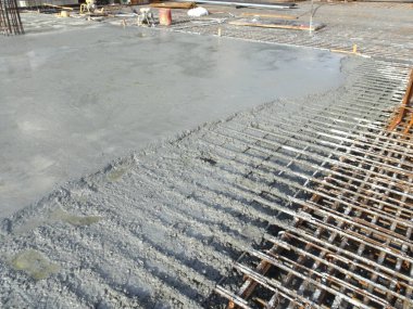 Soğuk beton. İnşaat alanındaki eski ve yeni beton arasındaki beton eklem. Gelecekte potansiyel sızıntı olması için eklem düzgünce yapılmalı..