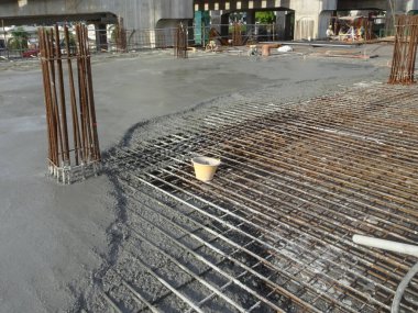 Soğuk beton. İnşaat alanındaki eski ve yeni beton arasındaki beton eklem. Gelecekte potansiyel sızıntı olması için eklem düzgünce yapılmalı..