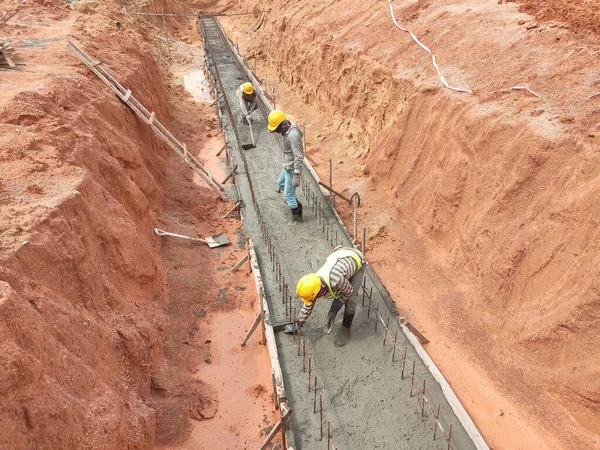 Kuala Lumpur Malasia Noviembre 2020 Los Trabajadores Construcción Están Nivelando —  Fotos de Stock