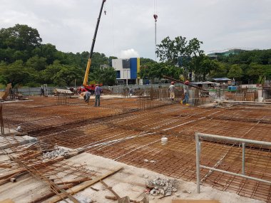 KUALA LUMPUR, MALAYSIA - 21 Kasım 2020: inşaat halindeki zemin levhası. İnşaat işçileri kereste imalatı ve çelik takviye çubuğu yapıyorlar.. 