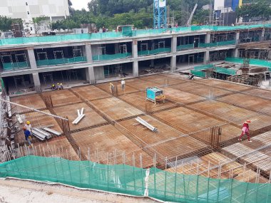 KUALA LUMPUR, MALAYSIA - 21 Kasım 2020: inşaat halindeki zemin levhası. İnşaat işçileri kereste imalatı ve çelik takviye çubuğu yapıyorlar.. 