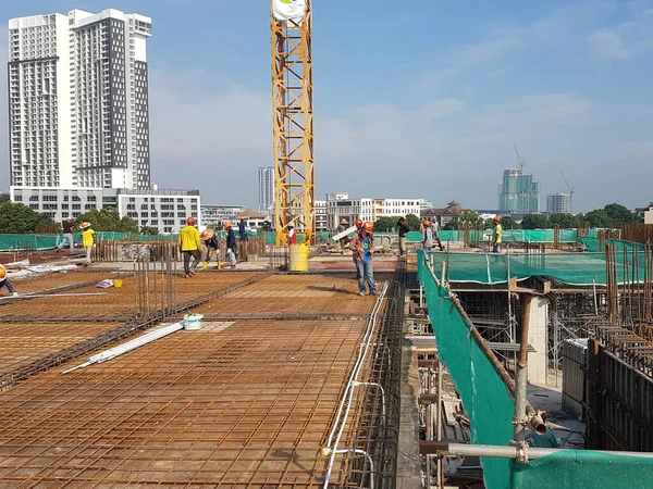 KUALA LUMPUR, MALAYSIA - 21 Kasım 2020: inşaat halindeki zemin levhası. İnşaat işçileri kereste imalatı ve çelik takviye çubuğu yapıyorlar.. 