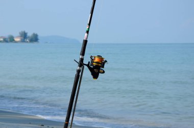 PORT DICKSON, MALAYSIA - 28 NİSAN 2017: Balıkçıların kullandığı motorla birlikte balıkçılık çubukları tamamlandı. Bu çubuklar kıyı balıkçılığında kullanılır..