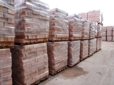 Depoda Clay Brick 'in paleti var. Şantiyeye gitmeden önce kazığa oturtulmuş.. 