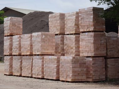 Depoda Clay Brick 'in paleti var. Şantiyeye gitmeden önce kazığa oturtulmuş.. 