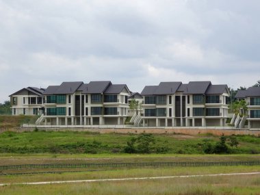 ENSTEK, MALAYSIA - 9 Eylül 2017: Lüks çift katlı yarı müstakil ev cephesi  