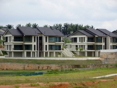 ENSTEK, MALAYSIA - 9 Eylül 2017: Lüks çift katlı yarı müstakil ev cephesi  