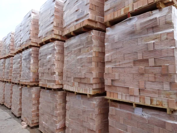 Depoda Clay Brick 'in paleti var. Şantiyeye gitmeden önce kazığa oturtulmuş.. 