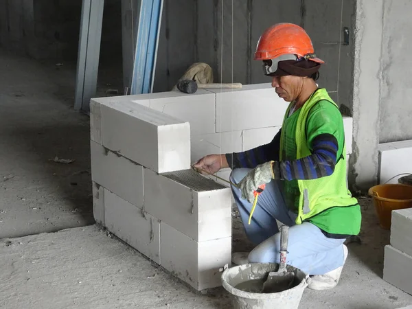 Kuala Lumpur Malaysia September 2017 Construction Workers Installing Light Weight — Stock Photo, Image