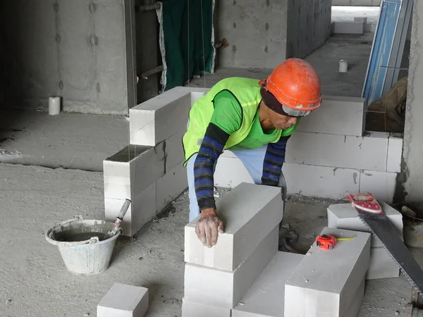 Kuala Lumpur Malaysia September 2017 Construction Workers Installing Light Weight — Stock Photo, Image