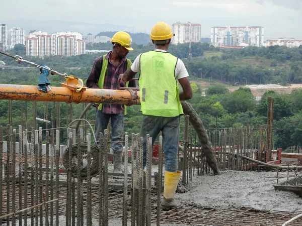 Kuala Lumpur Malaysia Maart 2017 Bouwvakkers Gieten Nat Beton Met — Stockfoto