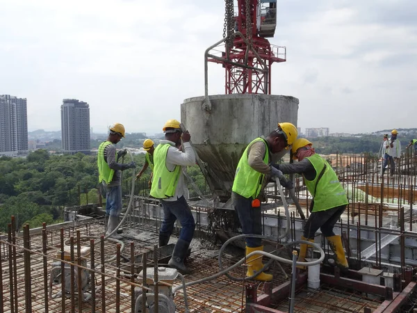 Kuala Lumpur Malaysia Janeiro 2017 Trabalhadores Construção Civil Que Despejam — Fotografia de Stock