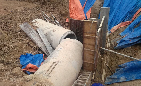 KUALA LUMPUR, MALAYSIA - FEBRUARY 02, 2017: İnşaat alanında yüksek kalite çelik takviyeli betondan yapılmış beton menfez