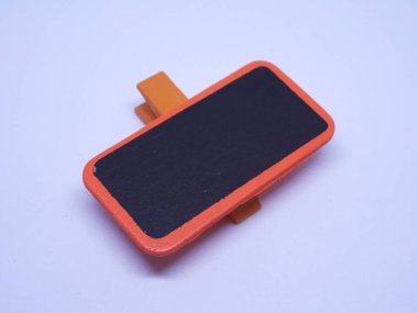 Beyaz arka planda izole edilmiş küçük boş kara tahta ile tutturulmuş tahta klips..