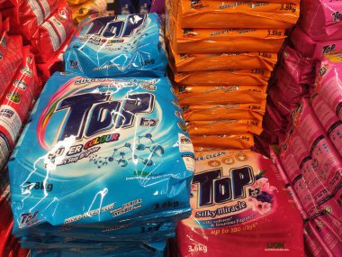 KUALA LUMPUR, MALAYSIA - 30 Mart 2020: Dev süpermarketlerde sergilenen plastik ambalajlarda seçilmiş odaklı toz deterjanı. Marka ve fiyata göre sıralanır. 