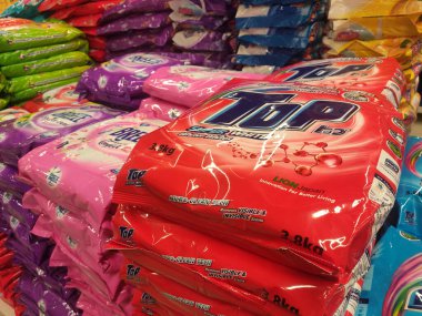 KUALA LUMPUR, MALAYSIA - 30 Mart 2020: Dev süpermarketlerde sergilenen plastik ambalajlarda seçilmiş odaklı toz deterjanı. Marka ve fiyata göre sıralanır. 
