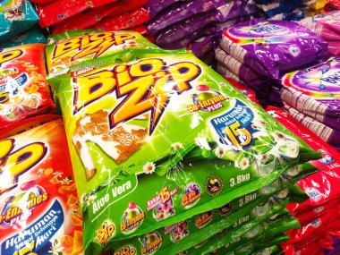 KUALA LUMPUR, MALAYSIA - 30 Mart 2020: Dev süpermarketlerde sergilenen plastik ambalajlarda seçilmiş odaklı toz deterjanı. Marka ve fiyata göre sıralanır. 