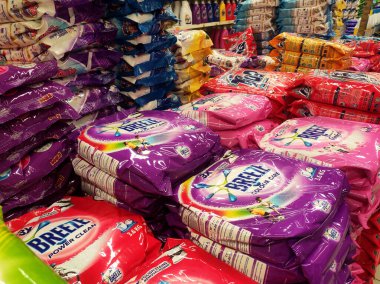 KUALA LUMPUR, MALAYSIA - 30 Mart 2020: Dev süpermarketlerde sergilenen plastik ambalajlarda seçilmiş odaklı toz deterjanı. Marka ve fiyata göre sıralanır. 
