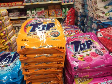 KUALA LUMPUR, MALAYSIA - 30 Mart 2020: Dev süpermarketlerde sergilenen plastik ambalajlarda seçilmiş odaklı toz deterjanı. Marka ve fiyata göre sıralanır. 