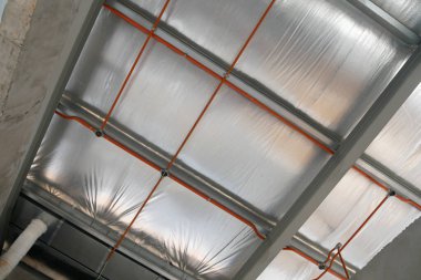 KLANG, MALAYSIA - 6 Mart 2020: Tavanın üzerinde elektrik şebekesi, kanal ve kablolar. Çatı kirişlerine bir elektrikçi yerleştirin.