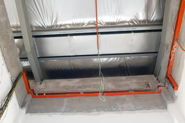 Klang Malaysia March 2020 Electrical Services Pipes Wiring Ceiling 由电工在屋顶桁架上安装 — 图库照片