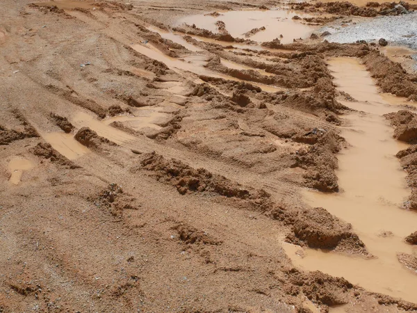Çamurlu Topraktan Geçen Ağır Araç Lastiklerinin Izi — Stok fotoğraf