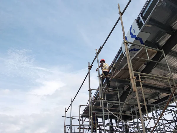 Malacca Malaysia Marca 2020 Pracownicy Budowlani Pracujący Wysokości Placu Budowy — Zdjęcie stockowe