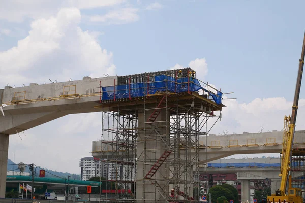 Malacca Malaysia 2020年3月14日 建設現場の高さで働く建設労働者 事故を防止するためにハーネスなどの安全装置が付属しています — ストック写真