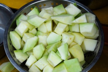 Karışık meyveler taze kalmak için kesilir, dilimlenir ve buzla karıştırılır. Bir kase koy ve konukların alması için masaya bırak..