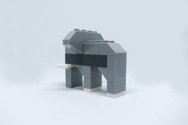 Beyaz arka planda izole edilmiş renkli plastik tuğlalardan yapılmış bir fil şekli. 