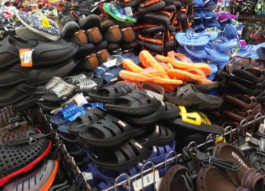 KUALA LUMPUR, MALAYSIA - 27 Ekim 2017: Gösterge rafındaki renkli çocuk ayakkabı yığınlarına odaklanmış. 