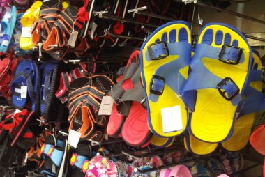 KUALA LUMPUR, MALAYSIA - 27 Ekim 2017: Gösterge rafındaki renkli çocuk ayakkabı yığınlarına odaklanmış. 