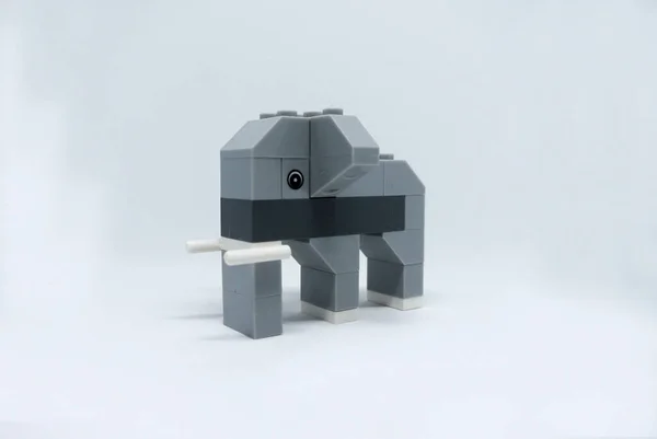 Forma Elefante Feito Tijolos Brinquedo Plástico Colorido Isolado Fundo Branco — Fotografia de Stock