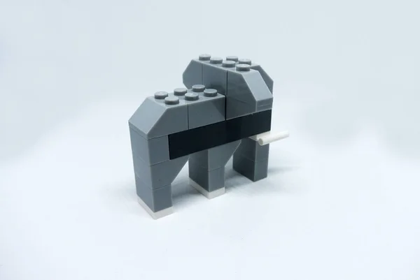 Forma Elefante Feito Tijolos Brinquedo Plástico Colorido Isolado Fundo Branco — Fotografia de Stock