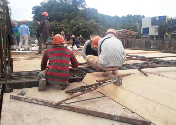 Kuala Lumpur Malaisie Juin 2017 Des Travailleurs Construction Fabriquent Des — Photo