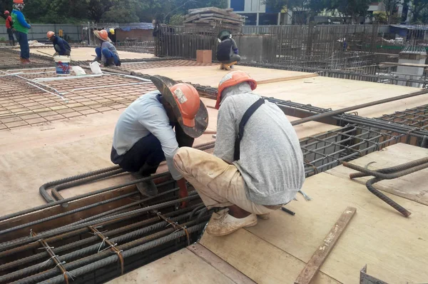 Kuala Lumpur Malaysia June 2017 Trabalhadores Construção Civil Que Fabricam — Fotografia de Stock