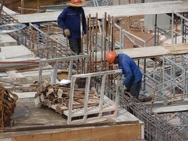 Kuala Lumpur Malaysia June 2017 建筑工人在建筑工地制造钢筋 钢筋用微小的金属丝绑在一起 — 图库照片