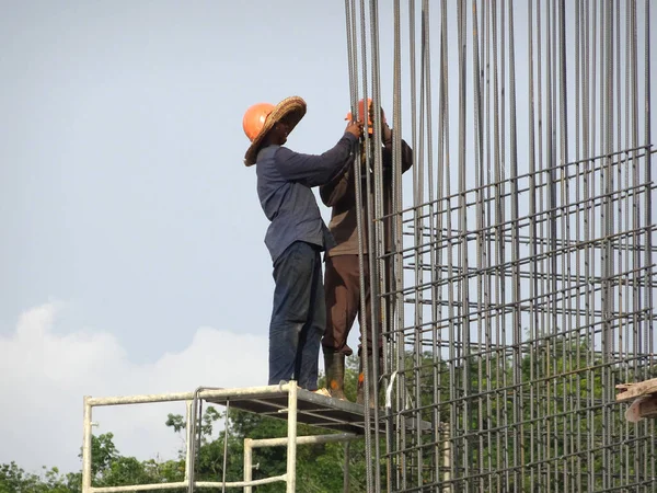 Kuala Lumpur Malaysia June 2017 Construction Workers Fabricating Steel Reinforcement — Stock Photo, Image