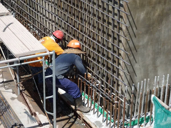 Kuala Lumpur Malaysia Juni 2017 Byggnadsarbetare Som Tillverkar Stålarmeringsstång Byggarbetsplatsen — Stockfoto